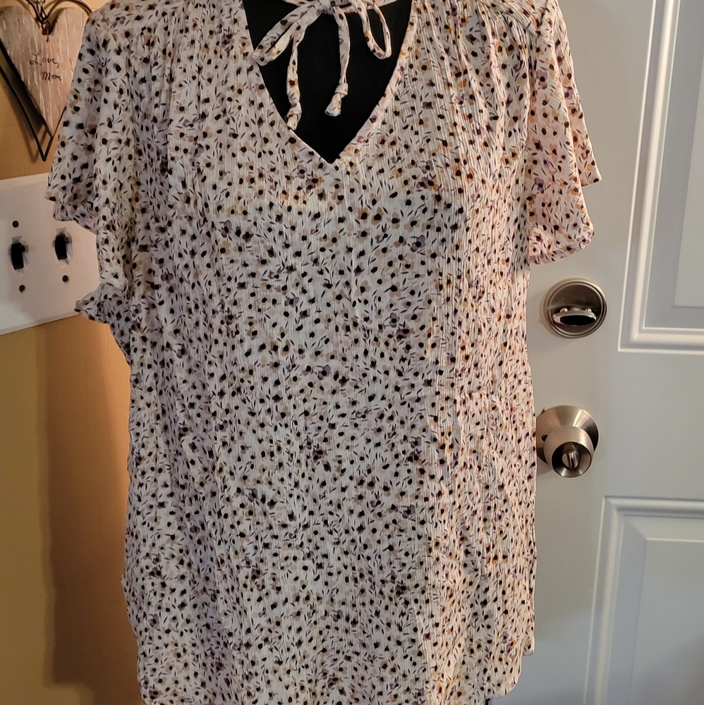 Como Blue short sleeve blouse with keyhole neckline. Size 1x.